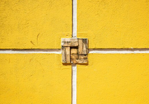 pared amarilla decorativa simetrica