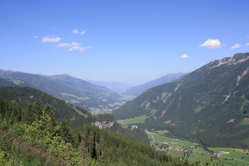 Naklejka premium Vistas del valle y cataratas Krimmler. Austria.