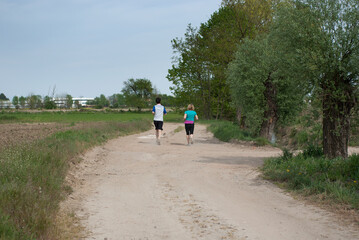 persone fanno jogging in campagna