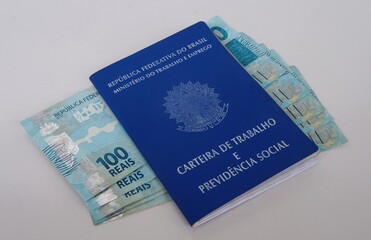 Carteira de Trabalho do Brasil e dinheiro Brasileiro.