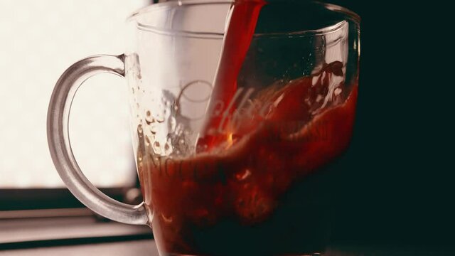 Cafe wird in das Glas geleert. 4K 10 Bit 4:2:2 Zeitlupe