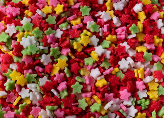primer plano de estrellitas de colores echas con azúcar,
utilizadas para decoración en repostería.