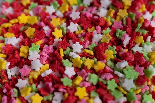 primer plano de estrellitas de colores echas con az&uacute;car,
utilizadas para decoraci&oacute;n en reposter&iacute;a.