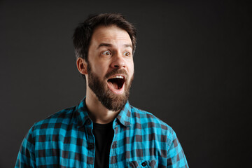 Obraz premium Bearded surprised white man exclaiming and looking aside