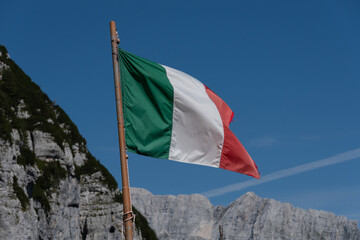 Bandiera al vento in montagna