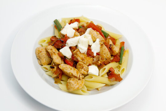 Pasta with chicken, tomatoes, mozzarella and green beans