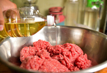 carne molida de vacuno, preparación de hamburguesa casera.