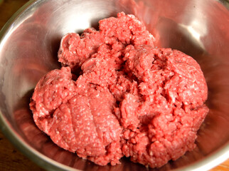 carne molida de vacuno, preparación de hamburguesa casera.