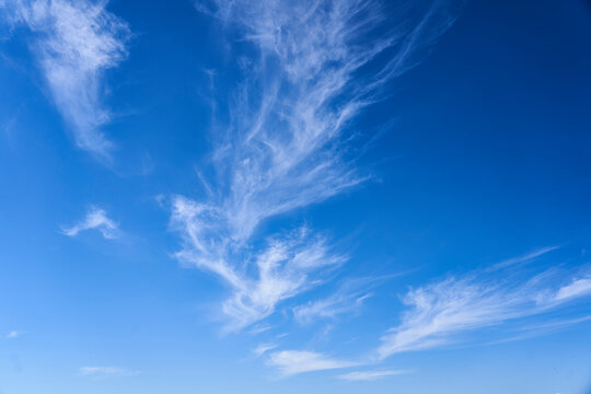 Nubes cielo azul en dia soleado