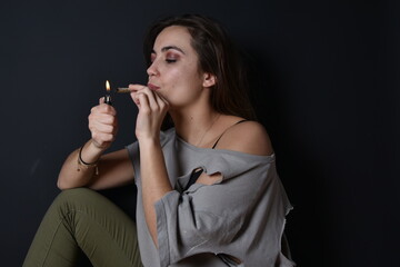 Belle femme sous l'emprise de l'alcool