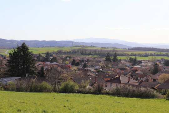 Vue d'ensemble du village de Toussieu, ville de Toussieu, département du Rhône, France