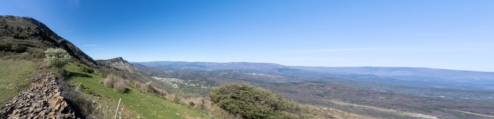 Fototapeta na wymiar vue panoramique sur une plaine dégagée avec un ciel bleu