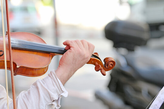 The man plays the violin on the street