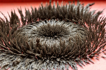 Pó de metal formando o sentido magnetico