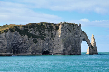 Fototapeta na wymiar The cliffs of Etretat with it natural arch 