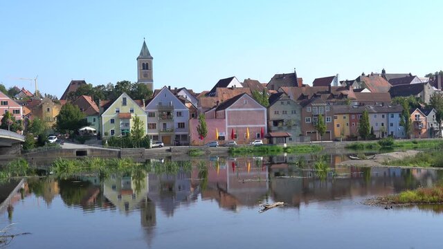 Blick auf Burglengenfeld und den Fluss Naab, Bayern, Deutschland 