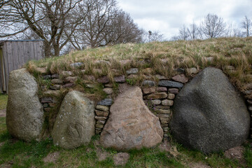 Arch&auml;ologische Freilichtanlage mit H&uuml;nenbett im Arnkielpark  in Munkwolstrup bei Ooversee auf Angeln.