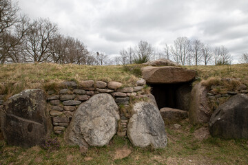 Arch&auml;ologische Freilichtanlage mit H&uuml;nenbett im Arnkielpark  in Munkwolstrup bei Ooversee auf Angeln.