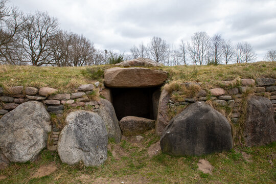 Arch&auml;ologische Freilichtanlage mit H&uuml;nenbett im Arnkielpark  in Munkwolstrup bei Ooversee auf Angeln.