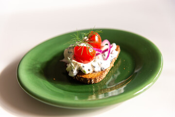 Vegan Skagen Toast served on a plate with tomatoes, red onion, dill
