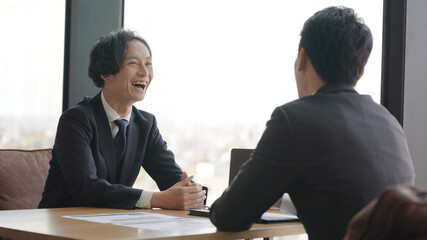 オフィスでミーティングをするビジネスマン