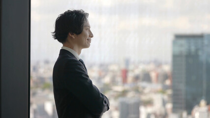 窓の外を眺めるビジネスマン © taka