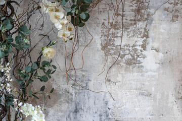 Fototapety  Tekstura poplamione stary ciemny betonowy mur tło z pustą ramą powiesić na ścianie z naturalnej tekstury bezszwowego kwiatowy wzór z młodych wiosennych liści rośliny.