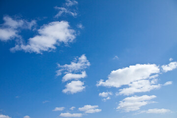 秋の青い空とわた雲

