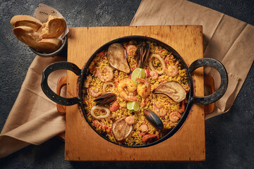 comida pacifica paella en un disco sobre una base de madera 