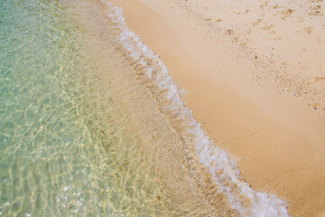 Fototapeta na wymiar waves on the beach, The sea water in Thailand is crystal clear.