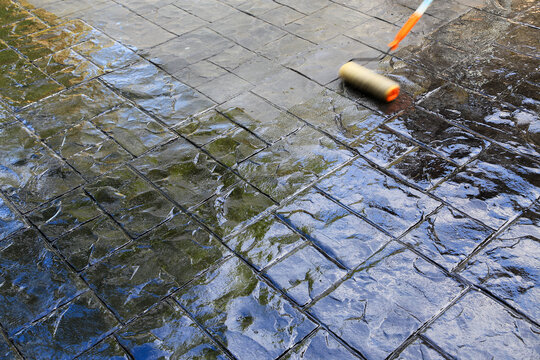 The concrete floor is stamped with slurry to make it shine.