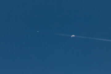 Avión atravesando a la Luna