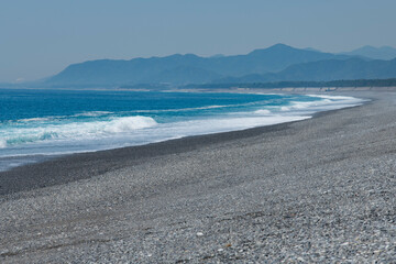 波が打ち寄せる熊野灘