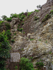 山頂の聖観音立像と説明板（岩屋観音）／岩屋緑地（愛知県豊橋市）