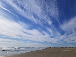 海風に流れる雲