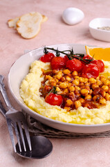 Mashed potatoes with chickpeas and vegetables