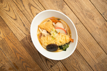 白い器に盛られた天ぷらうどん