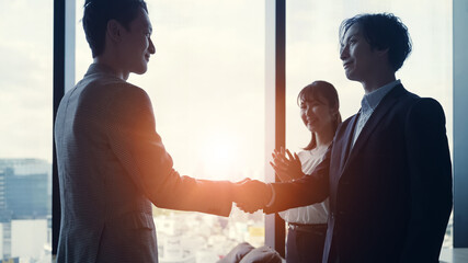 握手するビジネスパーソン