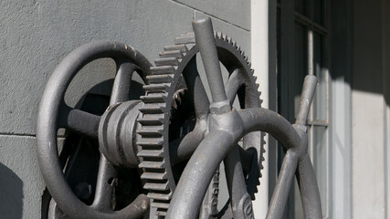 Sistema de engranajes sobre la pared de la estaci&oacute;n de trenes