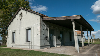 Fototapeta na wymiar Pequeña estación de trenes en la localidad rural de Santa Catalina, Soriano. Uruguay