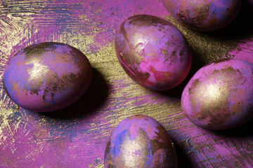 E’ Pasqua! Raffinate uova decorative colorate e dipinte in rosa, viola, blu e oro su un fondo dalle stesse tonalità; dettagli in primo piano