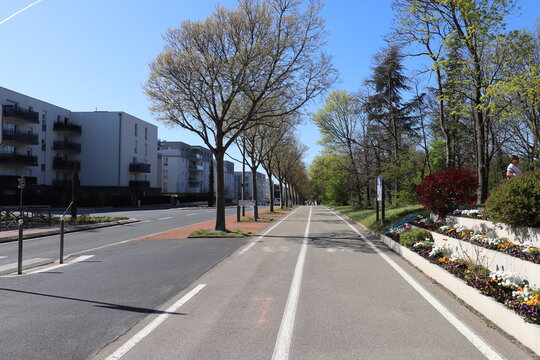 Piste cyclable le long de l'avenue du G&eacute;n&eacute;ral de Gaulle, ville de Bron, d&eacute;partement du Rh&ocirc;ne, France