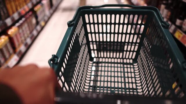 ショッピングカートを押す人