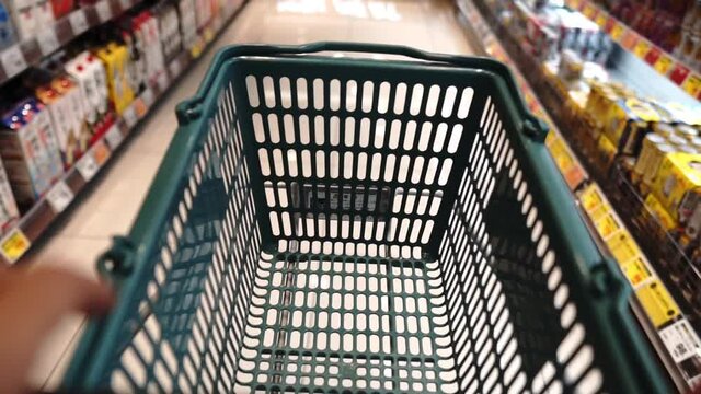 ショッピングカートを押す人