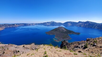 Obraz premium Vivid blue lake in a crater