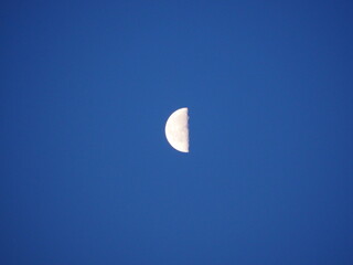 luna en fase menguante bajo el cielo azul una mañana de primavera, lérida, españa, europa