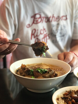 Pai Gu Su, Taiwanese Noodle Soup with Pork