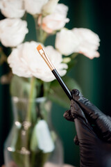 Naklejka premium Closeup cosmetic makeup brushes on hand master white background copy space
