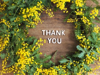 ミモザのリースと木製のアルファベットで作った「THANK YOU」のメッセージ