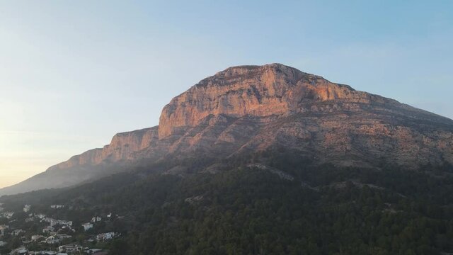 Panoramic  aerial video of  the Montg&oacute;